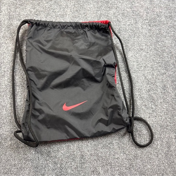 NIKE Men’s Black/Red Nike Swoosh Drawstring Bag One Size - Picture 2 of 6
